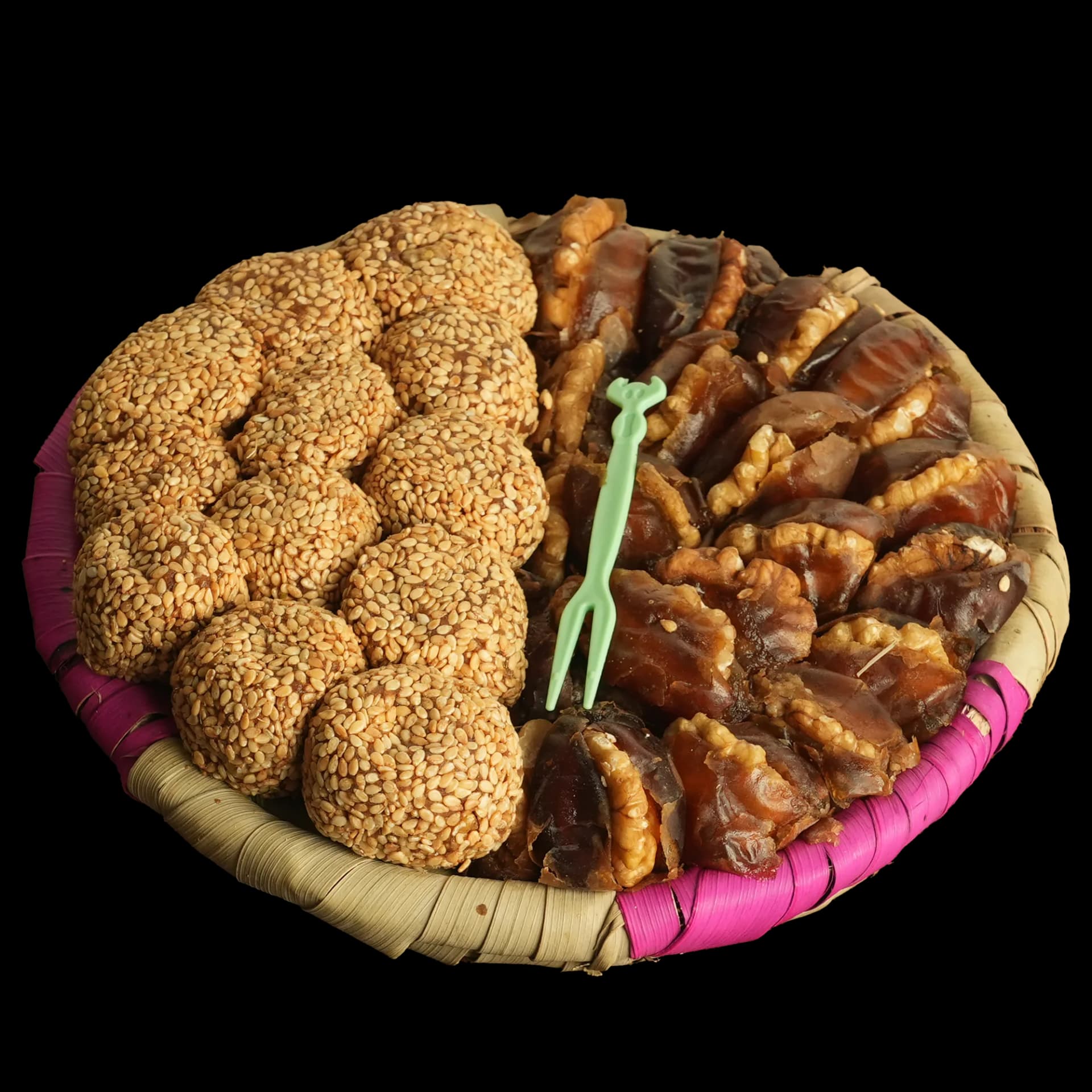 طبق تراثي مشكل برمة وتمر برحي محشي بالجوز